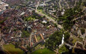 De gebouwde omgeving in Nederland laat zich goed indelen in referentie clusters voor het toepassen lage temperatuur warmtenetten. Luchtfoto van Harderwijk, Marco Grotenhuis